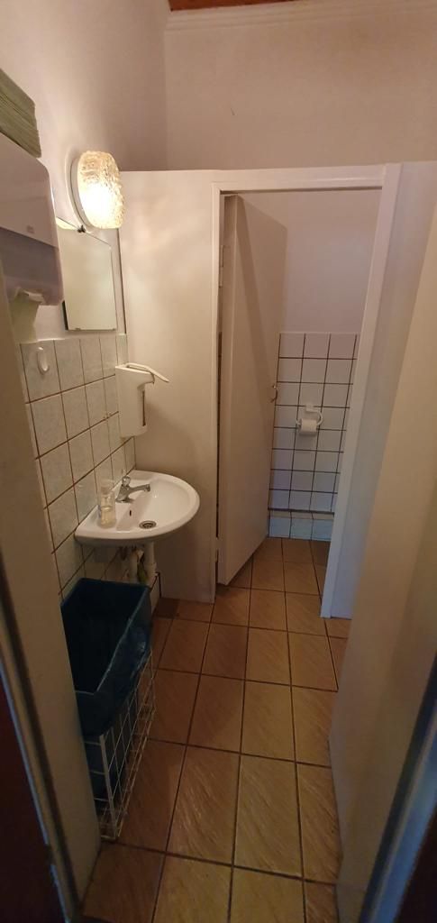 WC mit Waschbecken im Vereinshaus